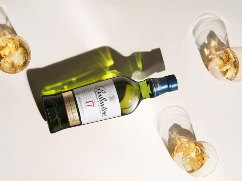 gi&aacute; chai ballantines 17